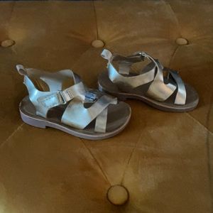 Gold sandals, super cute🌸🌸